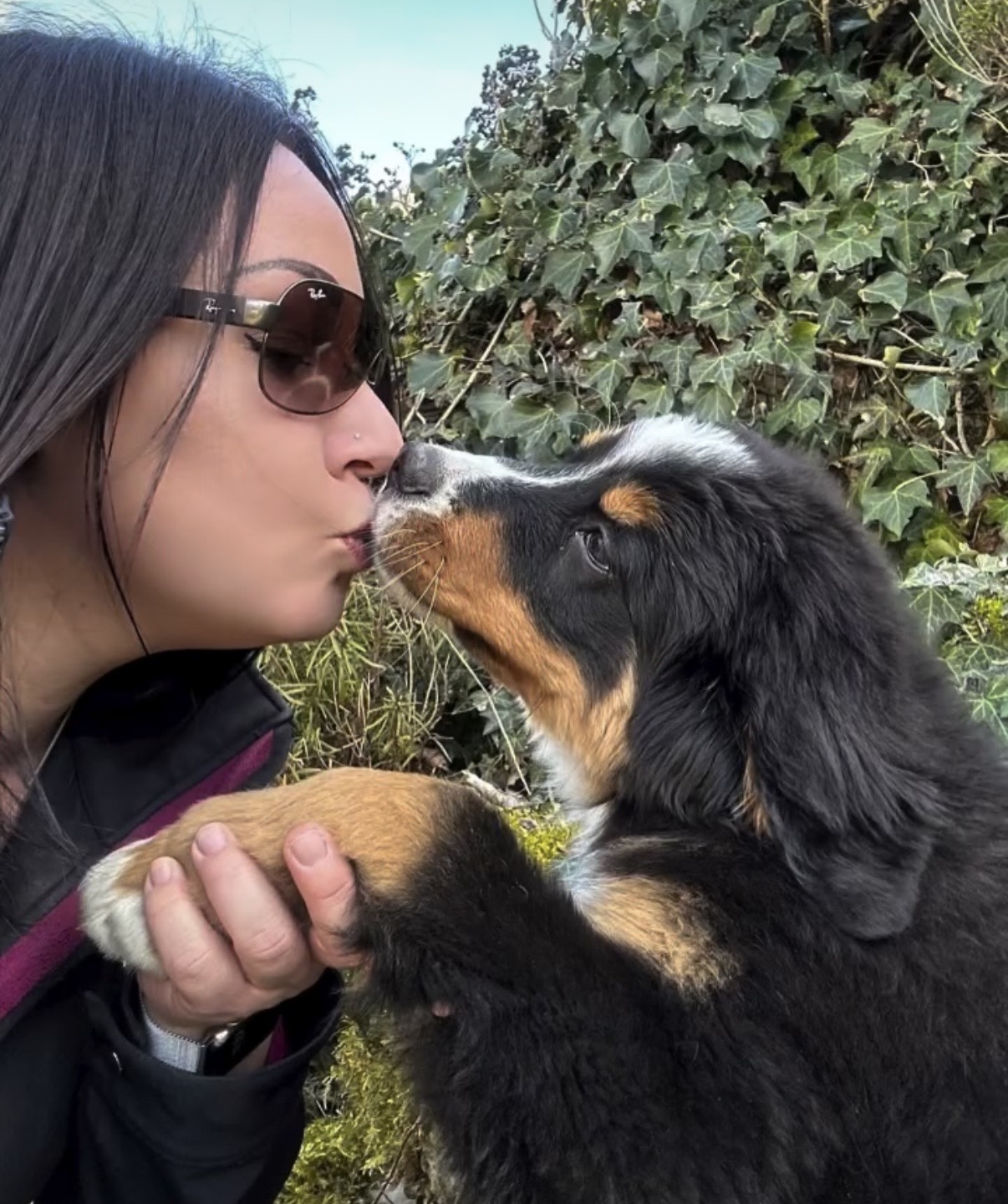 Céline faisant un bisou au petit chiot